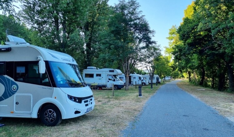 Aire de camping-car de Albas (Lot) — Ställplats in Albas