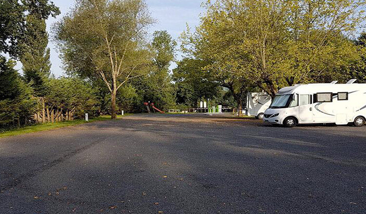 Aire de camping-car de Vayrac, La Palenquière (Lot) — Ställplats in Vayrac