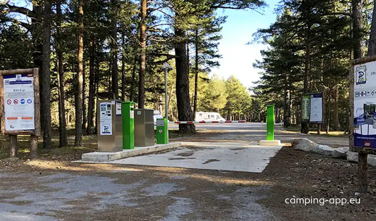 Aire de camping-car de Matemale, Lac de Matemale (Pyrénées Orientales) — Camperplads in Matemale
