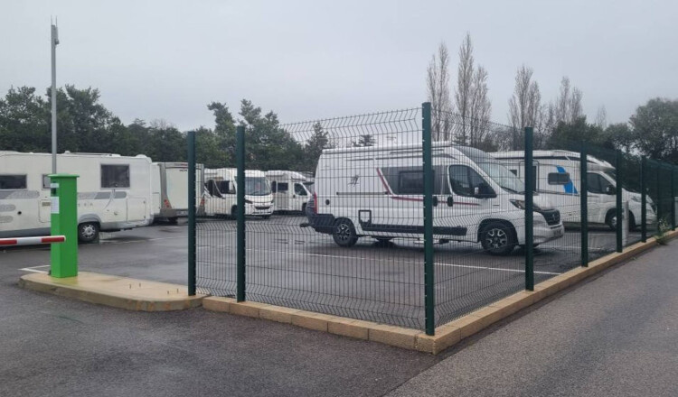 Aire de camping-car de Thuir (Pyrénées Orientales) — Campervan Site in Thuir