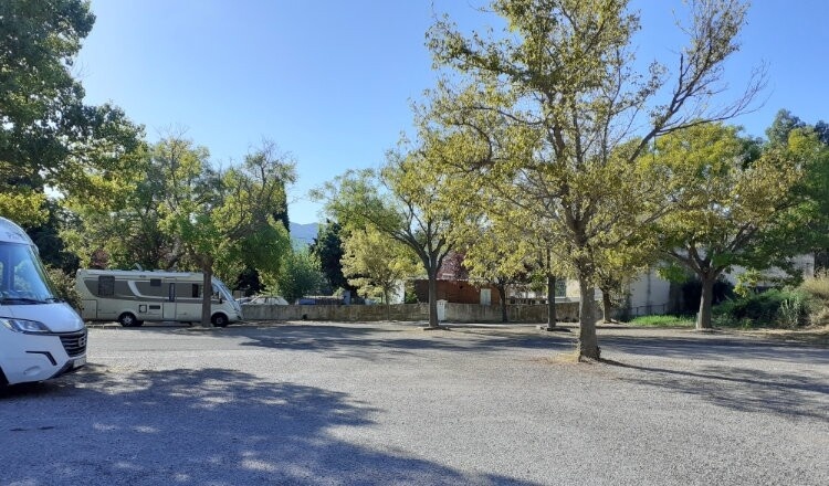 Aire de camping-car de Vinça le Lac (Pyrénées Orientales) — Ställplats in Vinça