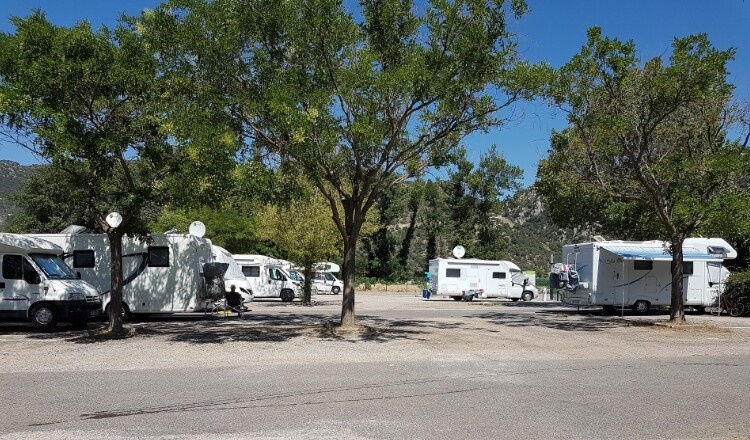 Aire de camping-car de Vinça le Lac (Pyrénées Orientales) — Sp. parking dla kamperów in Vinça
