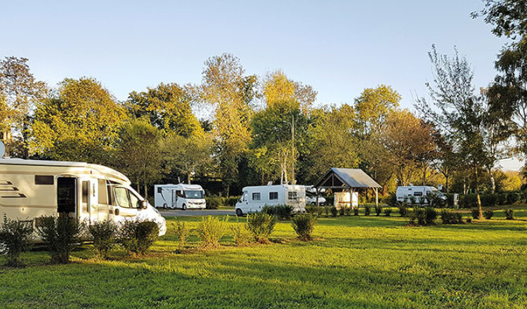Aire de camping-car de Bazouges-Cré-sur-Loir, Le Vieux Pont (Sarthe) — Campervan Site in Bazouges Cré sur Loir