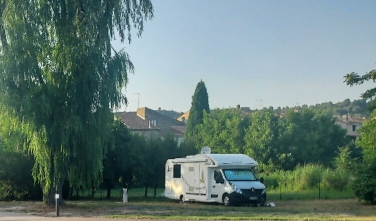 Aire de camping-car de Vinon-sur-Verdon (Var) — Camperplads in Vinon sur Verdon