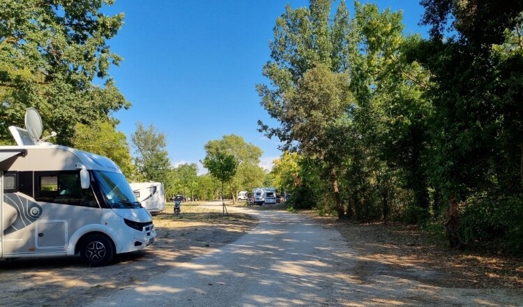 Aire de camping-car de Goult, Luberon (Vaucluse) — Ställplats in Goult