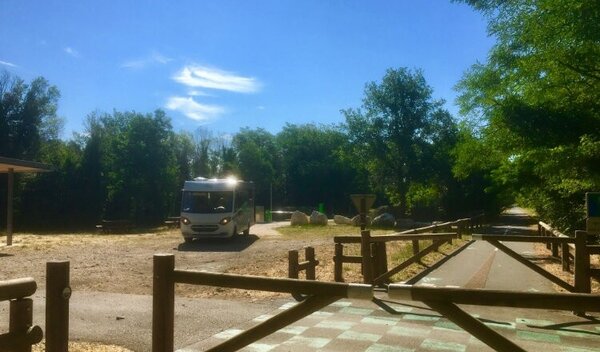 Aire de camping-car de Goult, Luberon (Vaucluse) — Photo 3