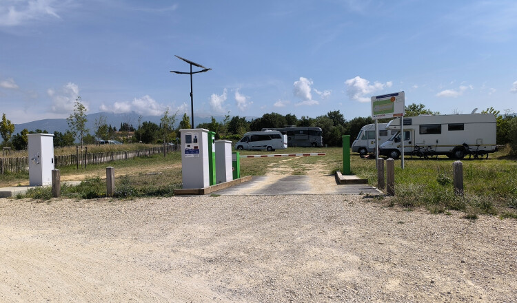 Aire de camping-car de Mormoiron, Lac des Salettes (Vaucluse) — Area di sosta in Mormoiron