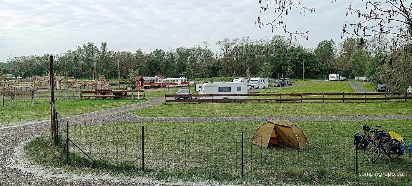 Camping am Zoo Zelčin — Campingplass in Lužec nad Vltavou