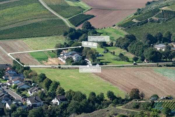 Wiese am Weingut Traumblick auf Weinberge und ins Nahetal