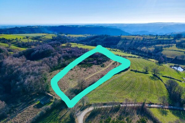Emplacement dans un champs, à proximité maison perso