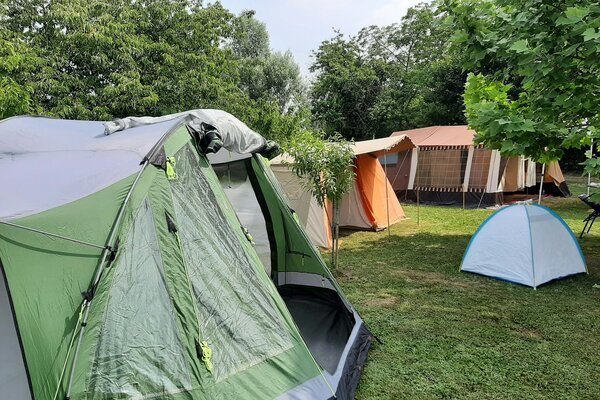 2 km from the station for Venice. Ping pong table and swimm.