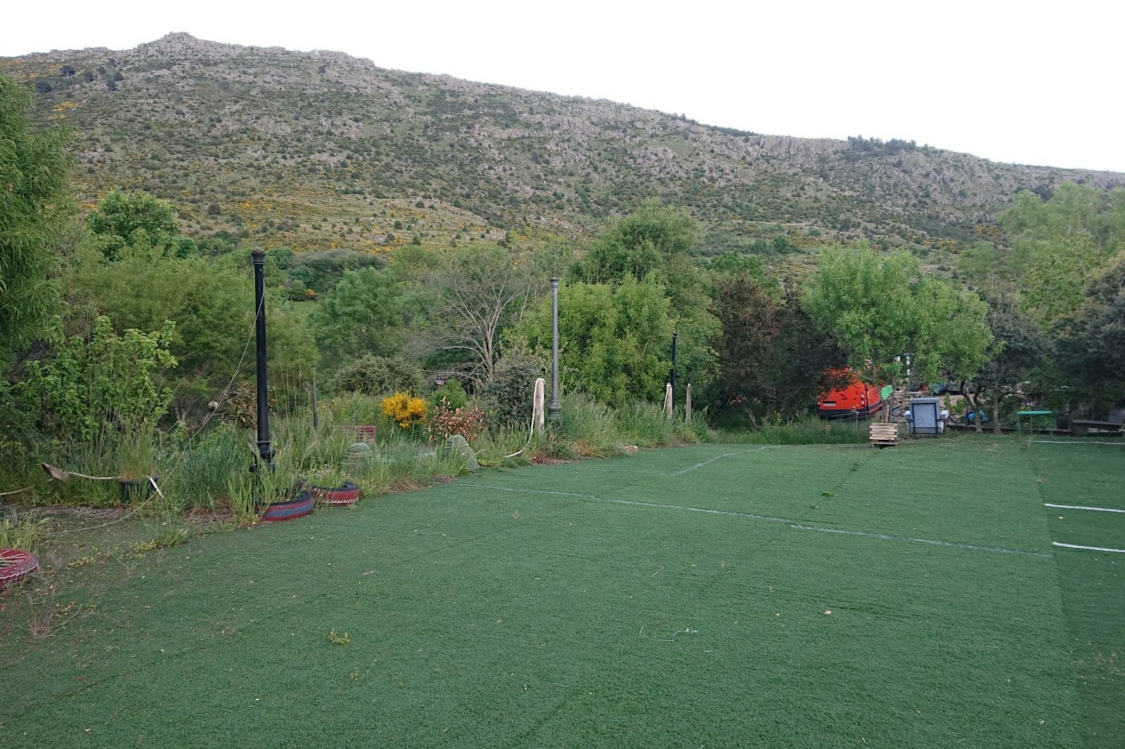 Una parcela maravillosa junto a un río en un hermoso valle — Privatgrundstück in Santa María de la Alameda