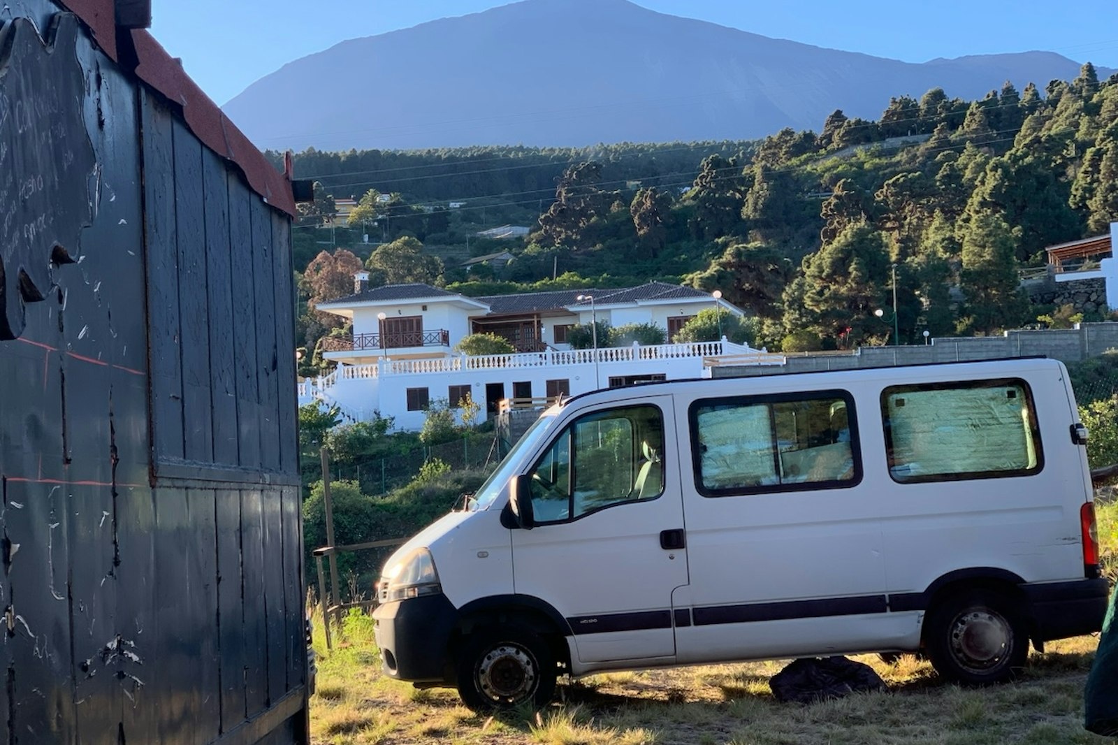 Terreno con agua, baño y vistas al Teide. — On private ground in Icod de los Vinos