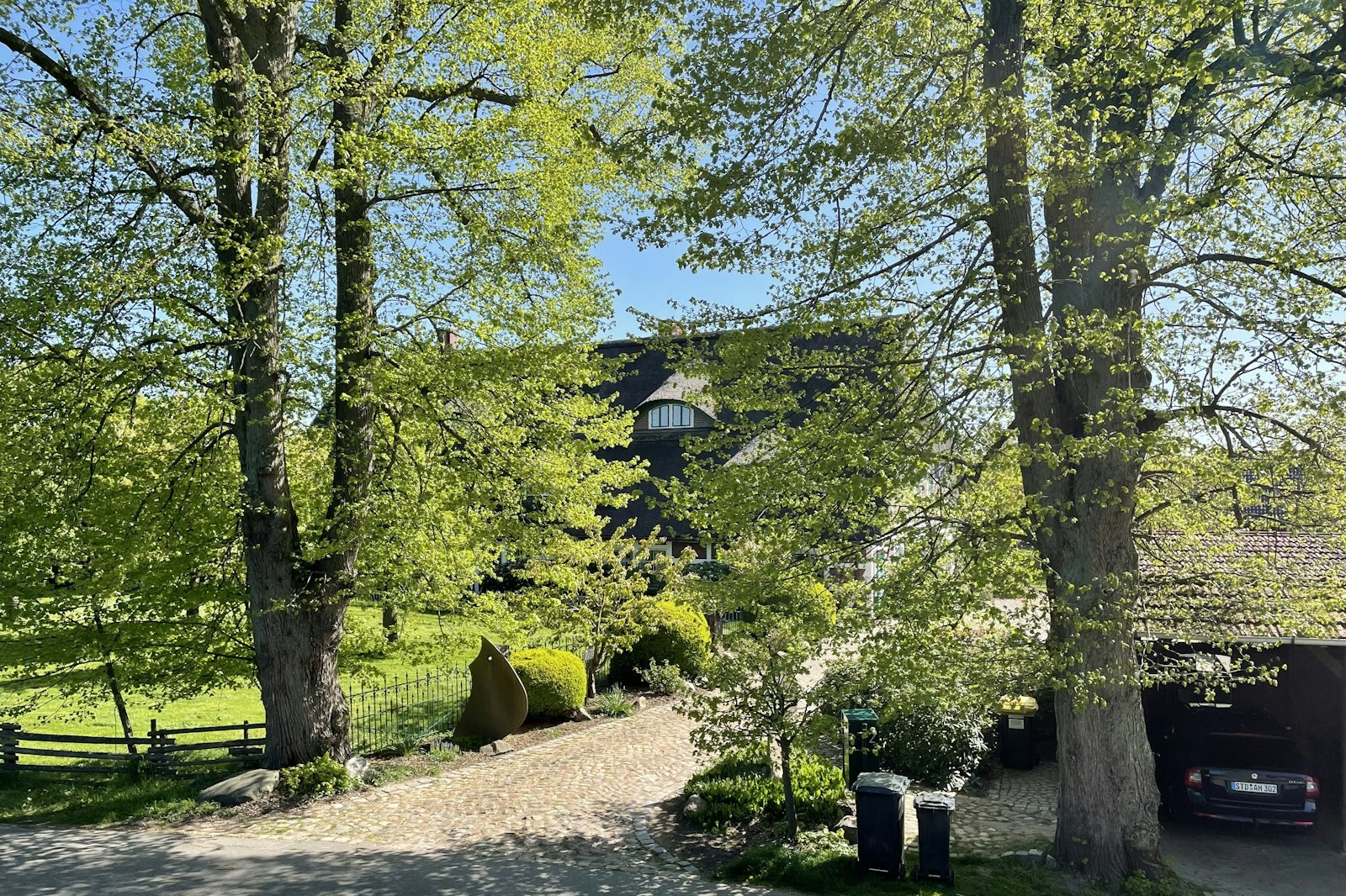 auf dem Münchhof ( denkmalgeschütztes Altländer Fachwerkhaus — On private ground in Jork