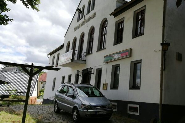 Wiese an einer Pension