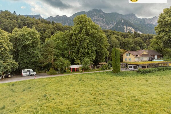 Grosser Parkplatz vor dem Restaurant mit schöner Aussicht