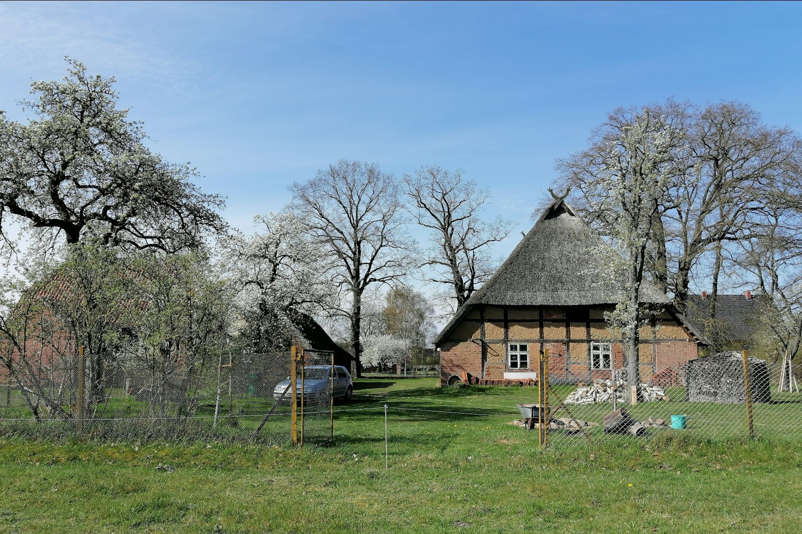 Hauskoppel an der Hofscheune — On private ground in Vielank
