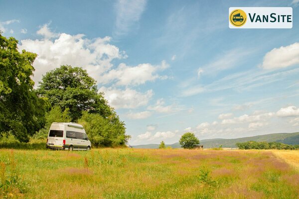 An der Feldhecke - Ausblick ins Edertal