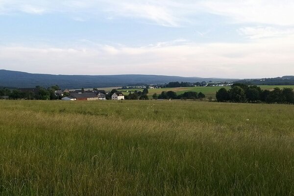 Ruhig am Feld mit Ausblick