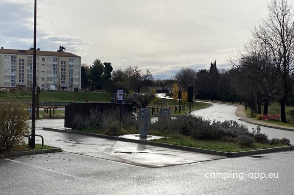 Aire de Camping-Car Saint Gilles — Foto 2