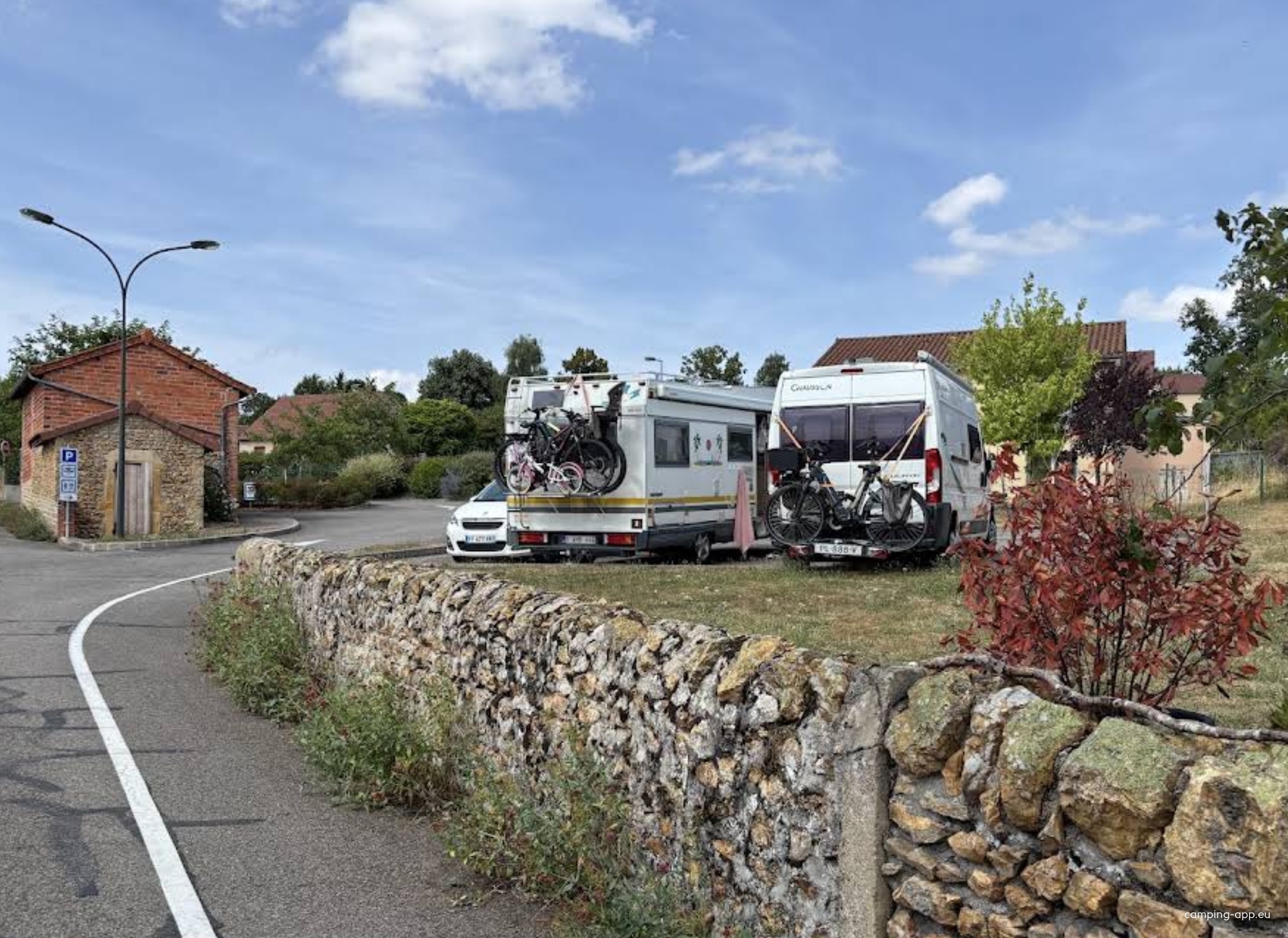 Stellplatz Montée de la Cray — Bobilplass in Semur-en-Brionnais