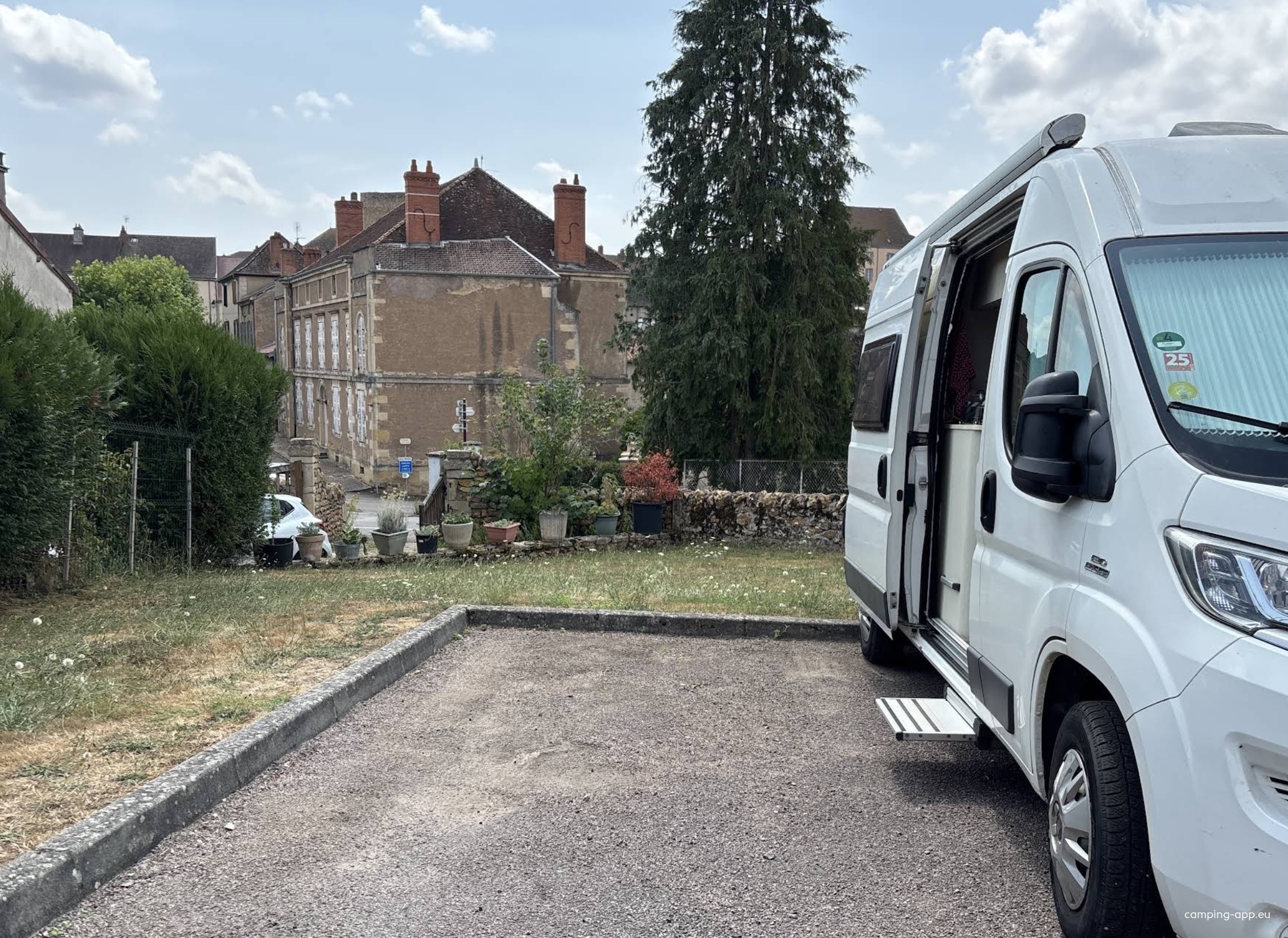 Stellplatz Montée de la Cray — Stellplatz in Semur-en-Brionnais