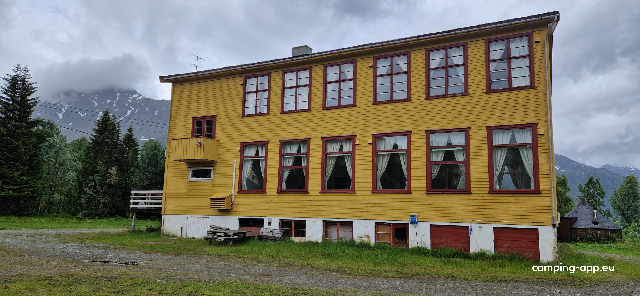 Fastdalen Grendehus — Area Autocaravanas in Lyngseidet