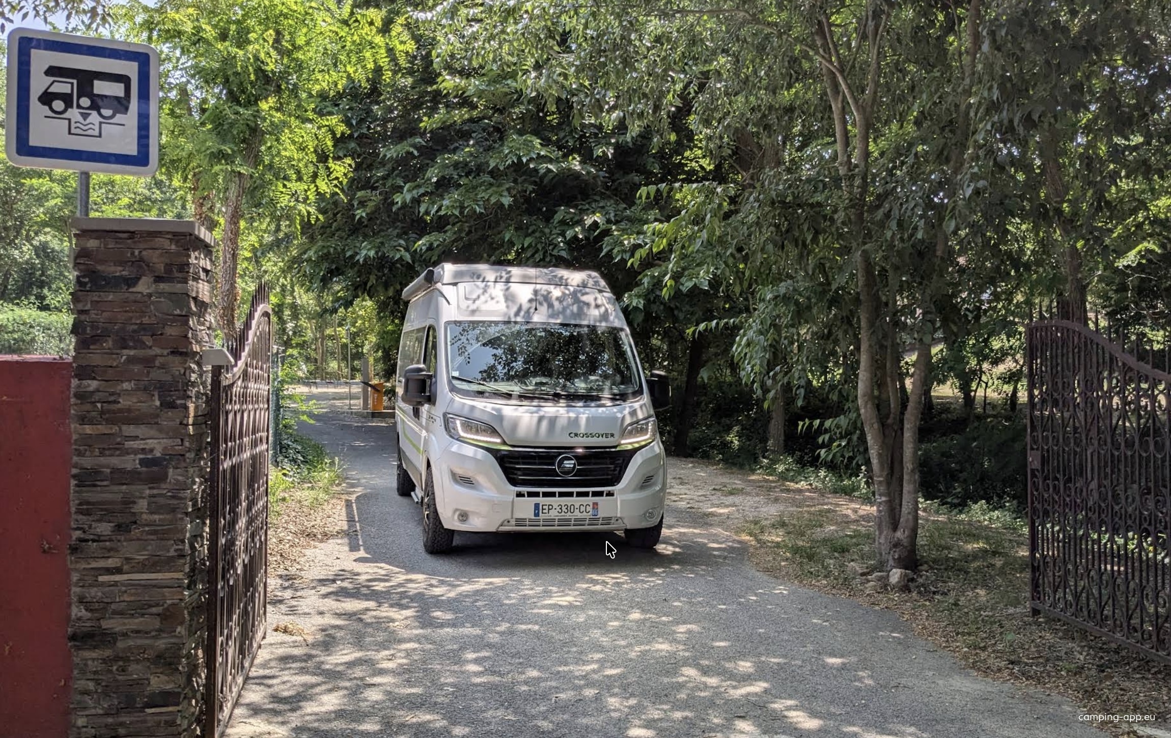 Aire camping-car l'orée du bois — Stellplatz in Laroque-des-Albères