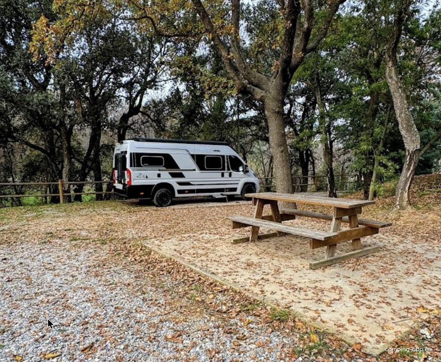 Aire camping-car l'orée du bois — Stellplatz in Laroque-des-Albères