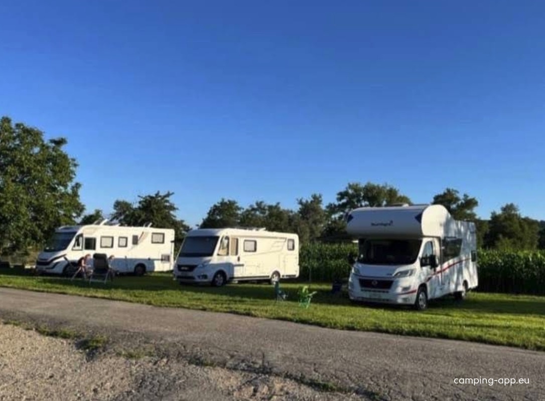 Stellplatz bei Aarehof — Area di sosta in Orpund