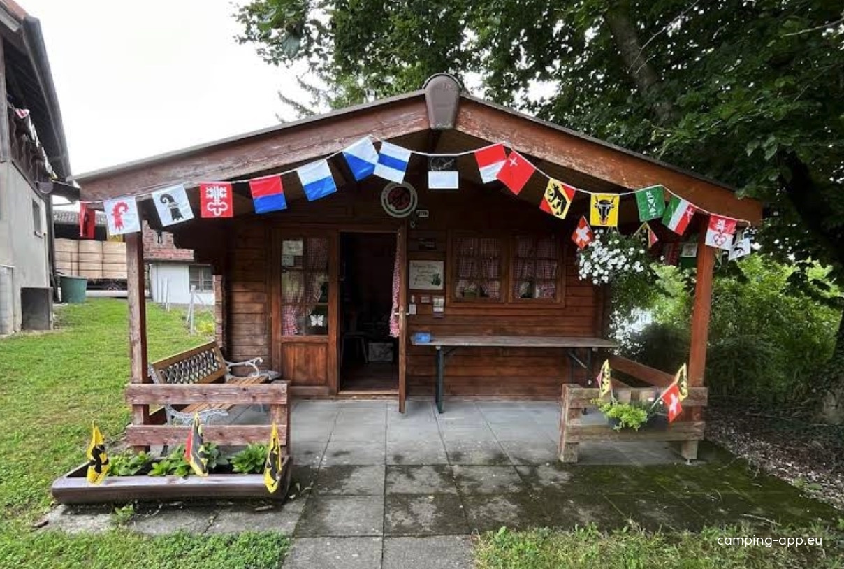 Stellplatz bei Aarehof — Camperplads in Orpund