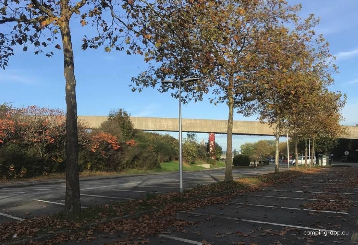 Parkplatz Des Piscines — Camperplads in Neuenburg