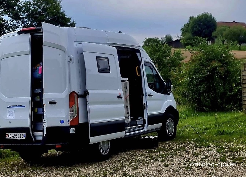 Parkplatz bei der Gemeindeverwaltung — Campervan Site in Rütschelen