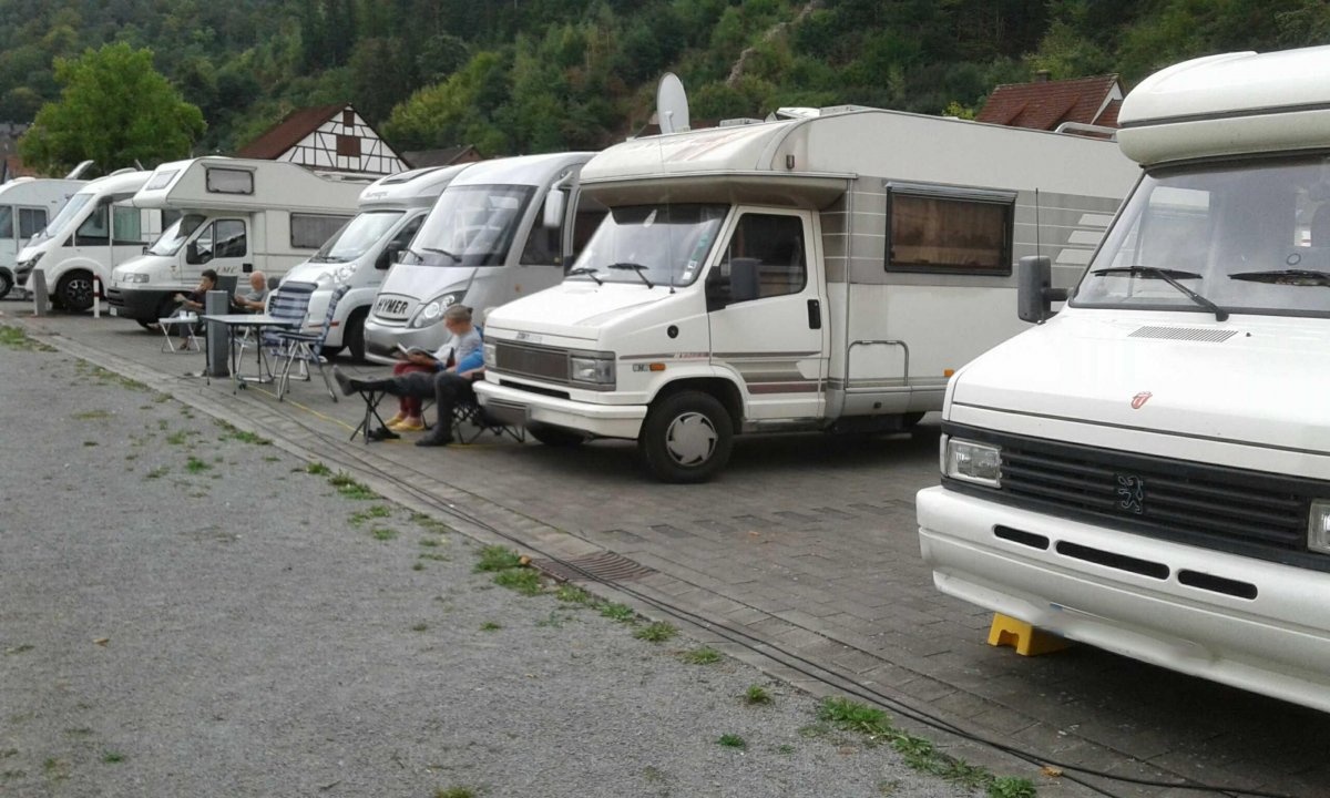 Stellplatz an der Mainpromenade Freudenberg — Area Autocaravanas in Freudenberg