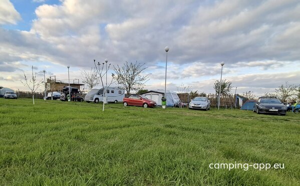 Zonă de campare şi Parking rulote