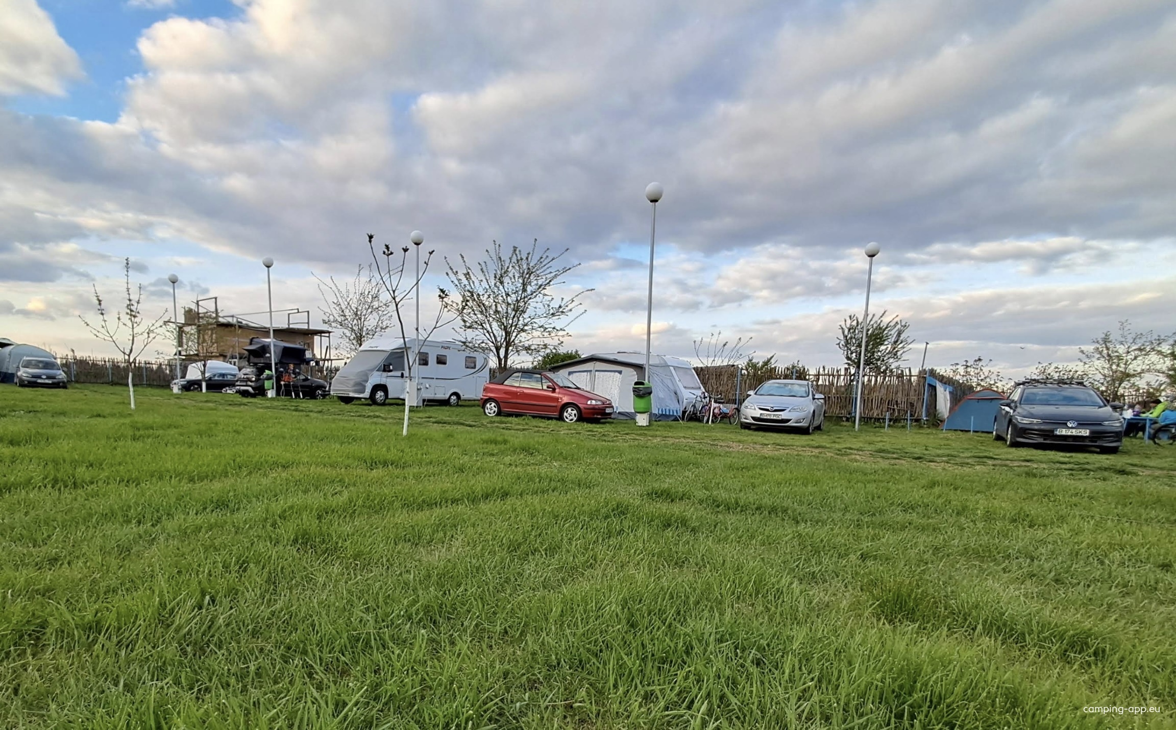 Zonă de campare şi Parking rulote — Campingplads in Jurilovca