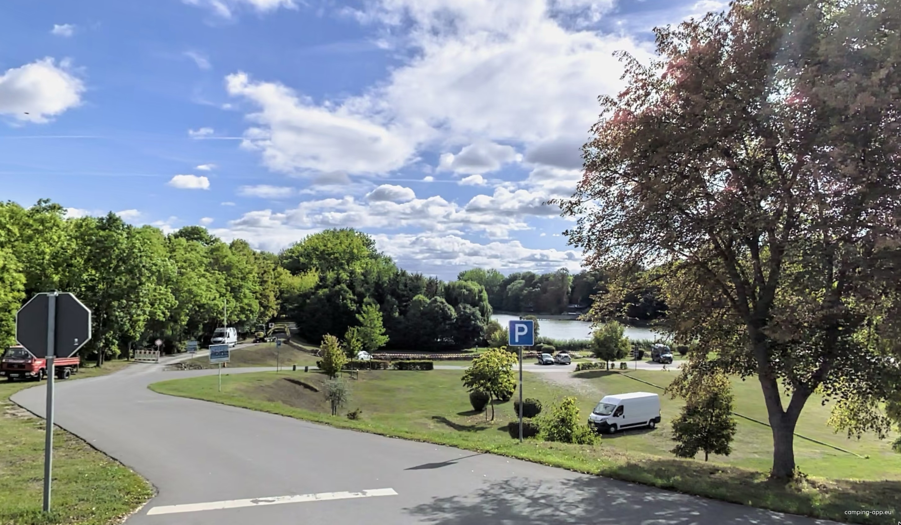 Stellplatz am Gondelteich — Area Autocaravanas in Weißensee