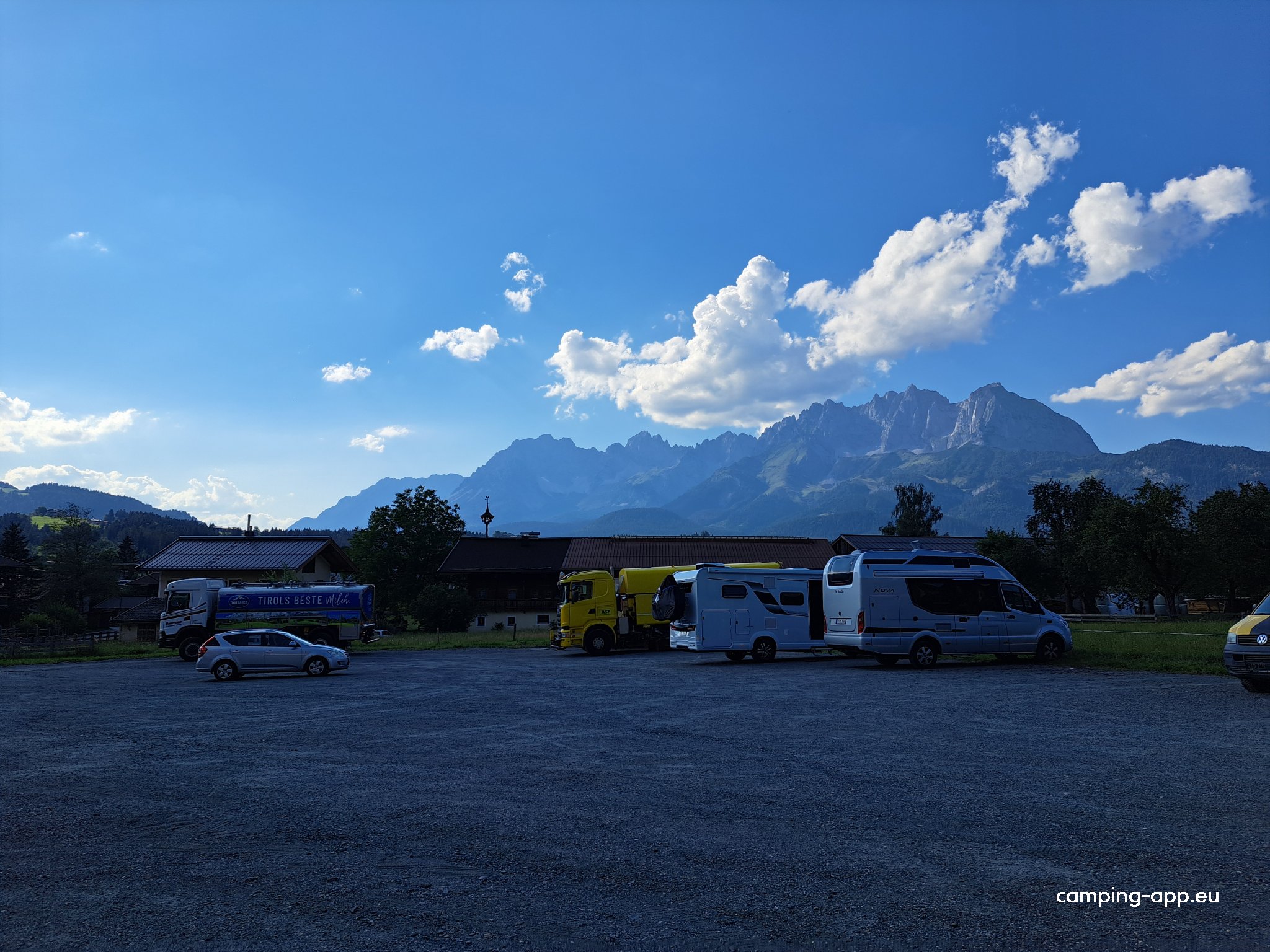 Parkplatz mit Blick zum Wilden Kaiser