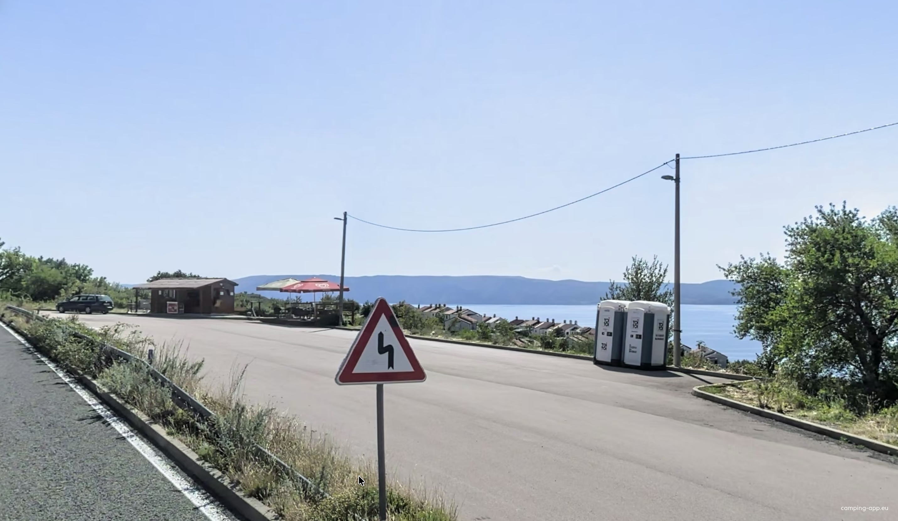 Parkplatz E65 — Estacionamento público in Klenovica