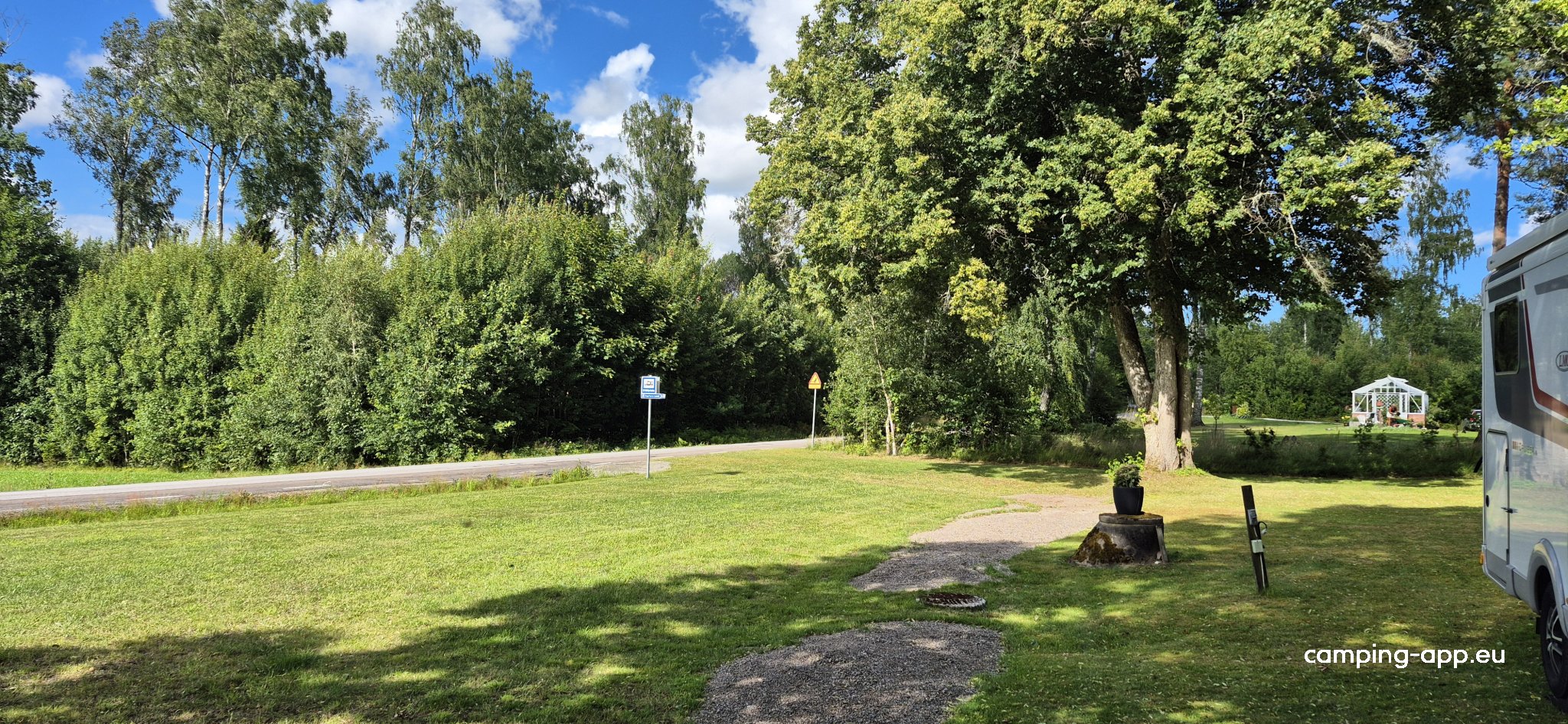 Ställplats Farfars tomt — Aire camping car in Brålanda