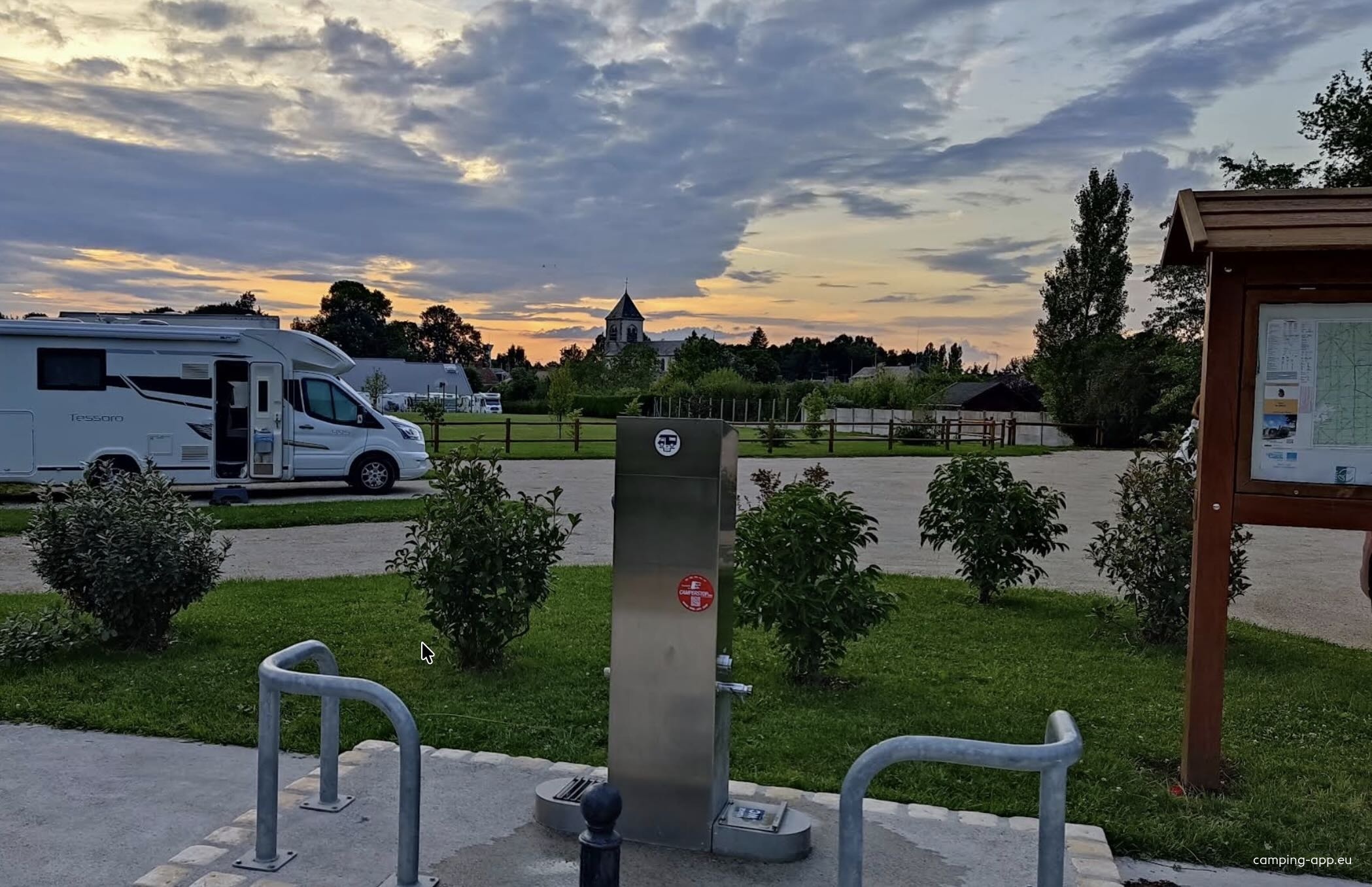 Aire de camping-car Nibelle — Sp. parking dla kamperów in Nibelle