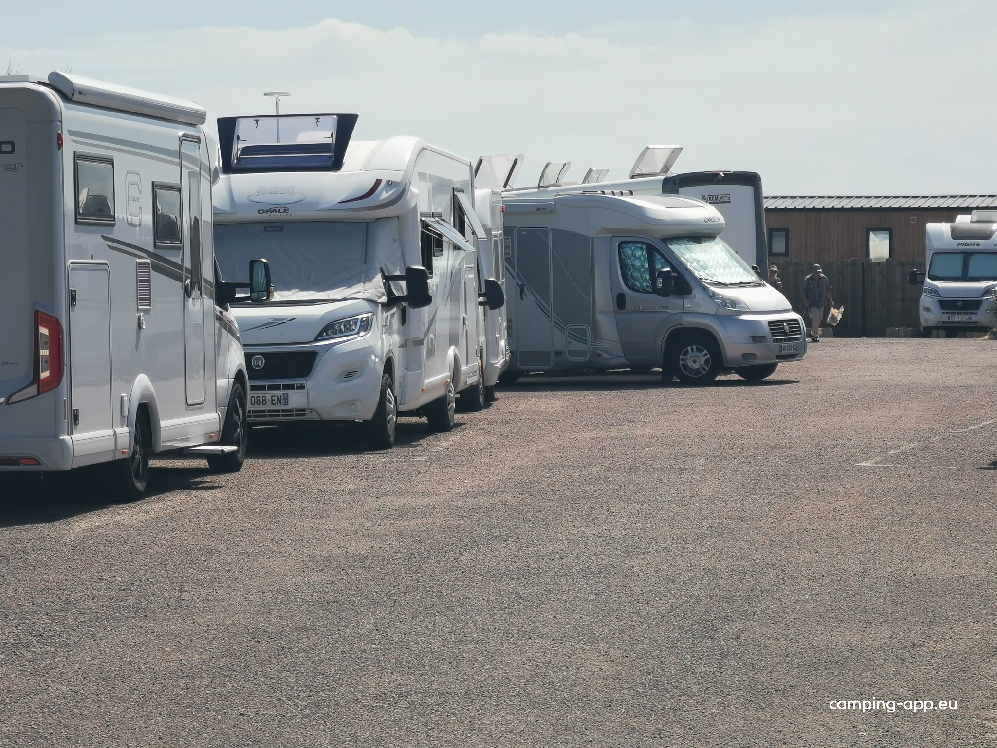 Sur L'Aire De Camping-Car De Saint-Vaast-la-Hougue — Campervan Site in Saint-Vaast-la-Hougue