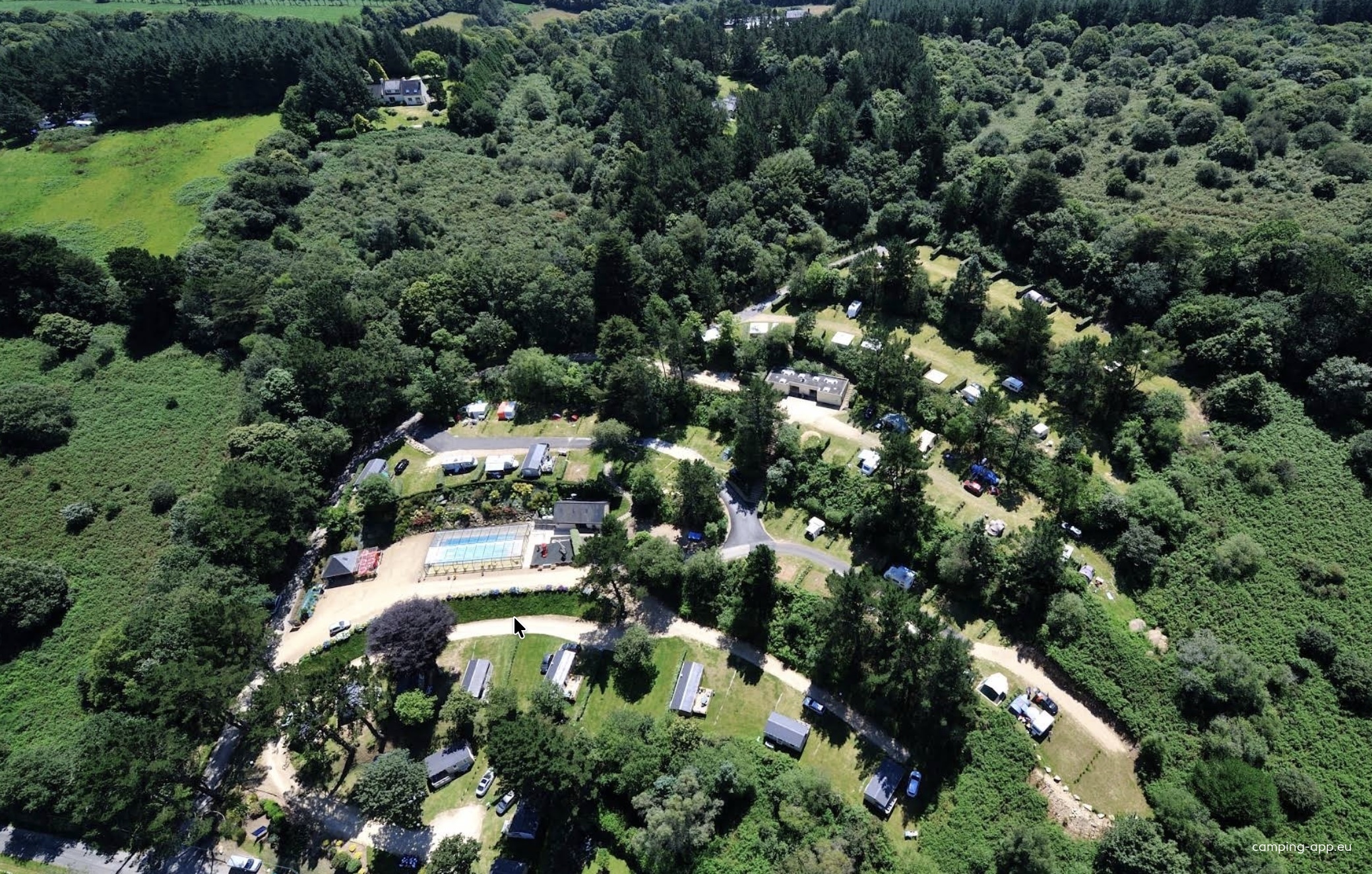 Camping Locronan en Finistère Sud — Sítio de acampamento in Locronan