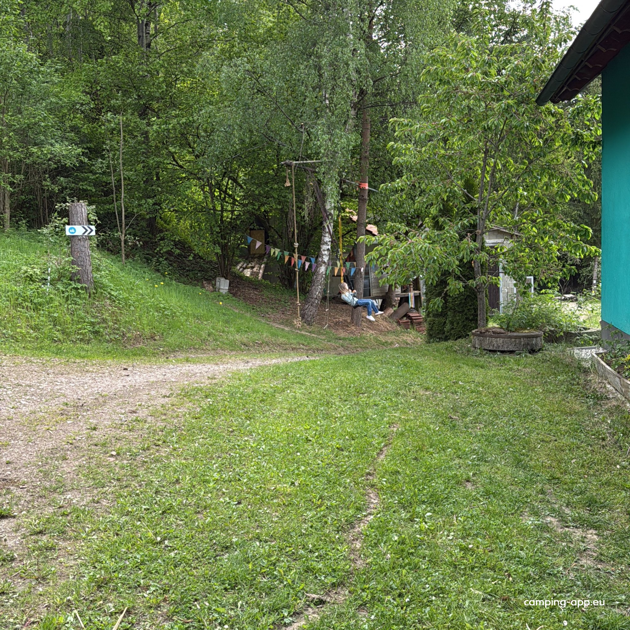 Ruhige Stellplätze am Waldrand — Em terreno privado in Pfreimd