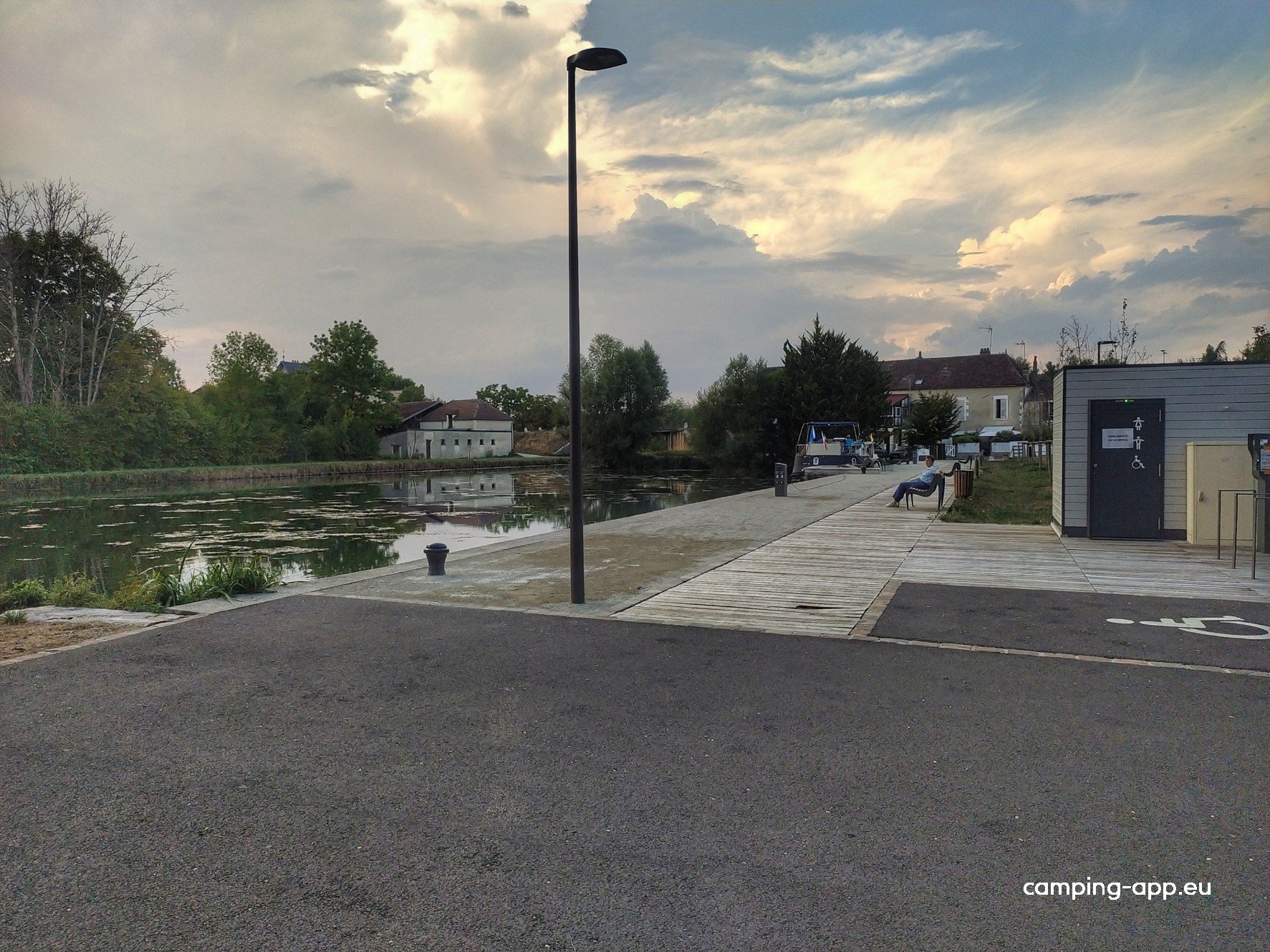 Halte Nautique de Cravant — Campervan Site in Bazarnes