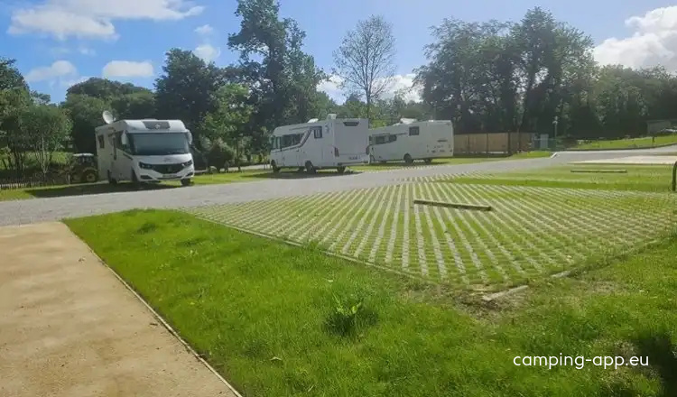 Stellplatz Guerlédan (Côtes d'Armor) — Area Autocaravanas in Guerlédan