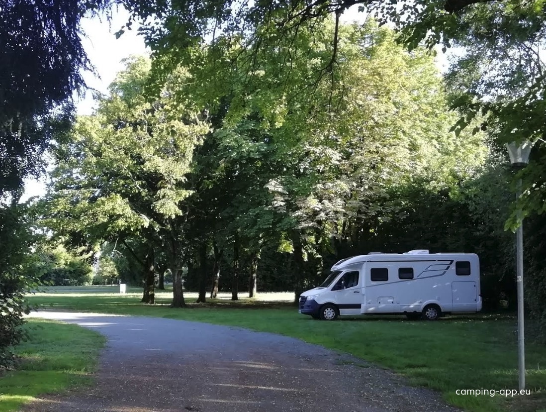 Stellplatz Celles-sur-Belle (max. 2 m Höhe) — Camperplaats in Celles-sur-Belle