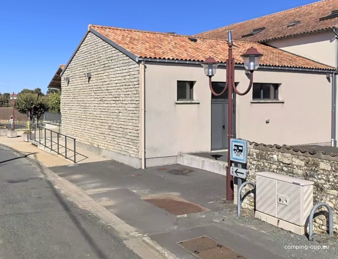 Stellplatz Mairé-Levescault — Camperplaats in Mairé-Levescault
