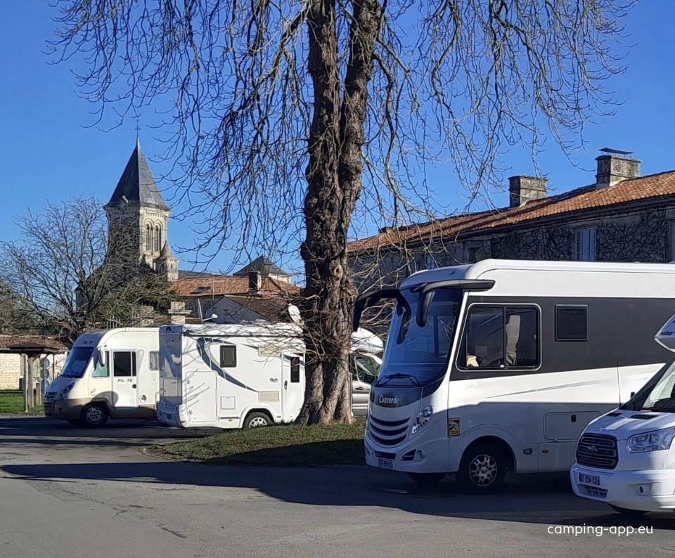 Stellplatz Rives-d'Autise — Bobilplass in Rives-d'Autise