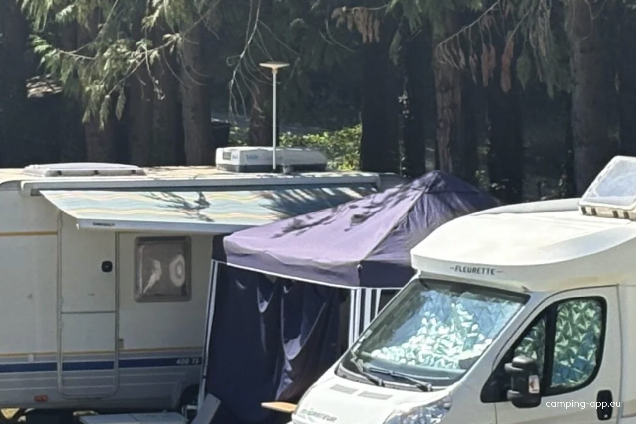 Camping Le Lisot *** — Camping in Saint-Mandé-sur-Brédoire
